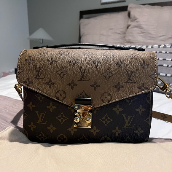 LOUIS VUITTON Reverse Monogram Pochette Métis - Picture 5 of 8